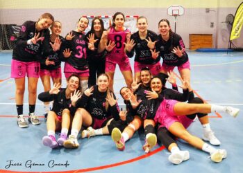 Las jugadoras del Cochinillo Segoviano celebran su victoria ante Geprecon Cumbers en el Teodosio. / JESÚS GÓMEZ CASADO