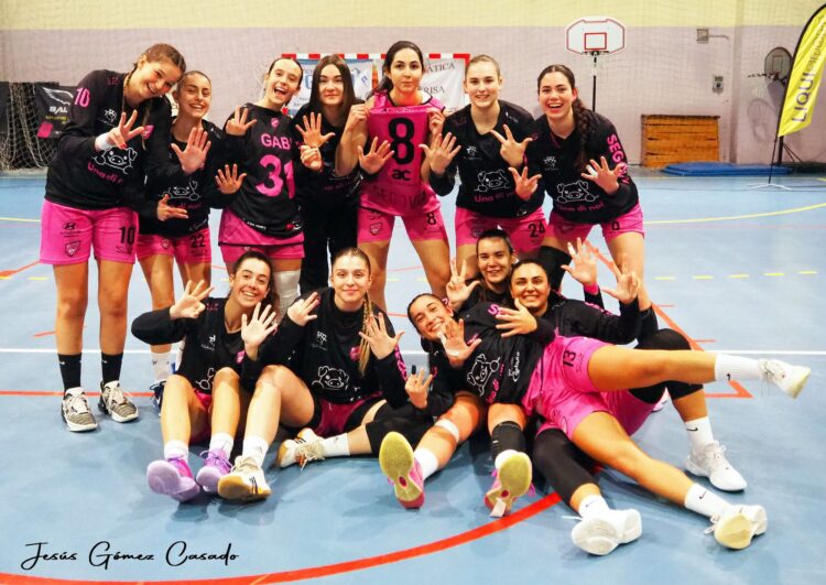 Tercer triunfo seguido para el Cochinillo Segoviano 1 Las jugadoras del Cochinillo Segoviano celebran su victoria ante Geprecon Cumbers en el Teodosio. / JESÚS GÓMEZ CASADO