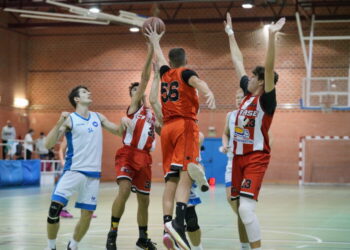 Los jugadores del CD Base tratan de taponar el lanzamiento de un rival en un choque de esta temporada./E.A