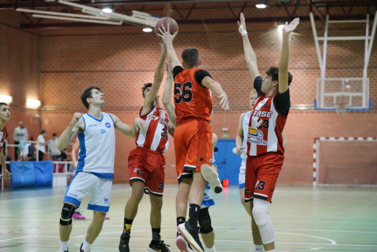 Jornada de cara y cruz para el Dibaq CD Base 1 Los jugadores del CD Base tratan de taponar el lanzamiento de un rival en un choque de esta temporada./E.A