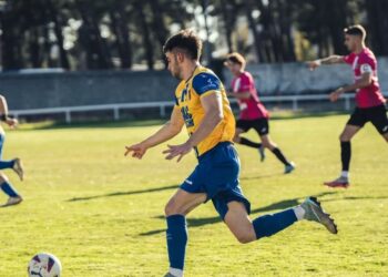 Un jugador del Coca conduce la pelota en un encuentro de la presente temporada ante el Calasanz de Soria./CD. COCA