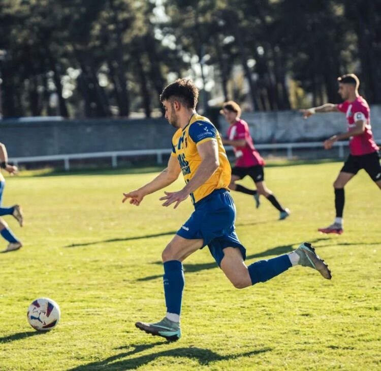 Reparto de puntos entre Coca y Turégano 1 Un jugador del Coca conduce la pelota en un encuentro de la presente temporada ante el Calasanz de Soria./CD. COCA