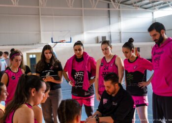 Sergio García-Muñoz da instrucciones durante un tiempo muerto./CD. SPORDEPORTE