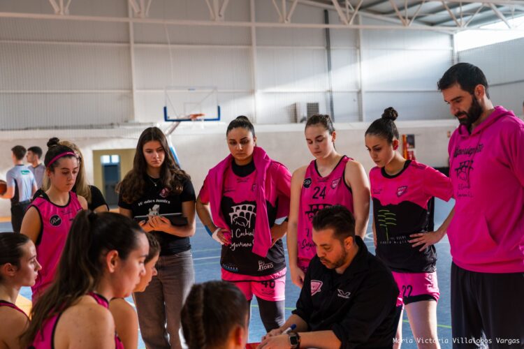 Dolorosa derrota del Cochinillo Segoviano en Santander 1 Sergio García-Muñoz da instrucciones durante un tiempo muerto./CD. SPORDEPORTE