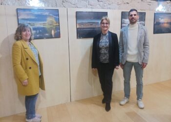 Miembros del jurado con una de las fotografías ganadoras / AYTO. DE CANTALEJO