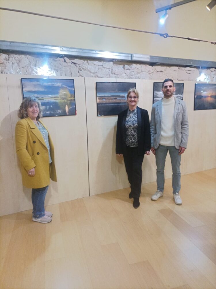 Miembros del jurado con una de las fotografías ganadoras / AYTO. DE CANTALEJO