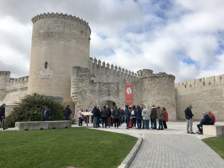 Cuéllar cierra el puente de diciembre con 1.143 personas que se acercaron a la Oficina de Turismo 1 Foto de archivo. Turistas en el Castillo de Cuéllar / E.A.
