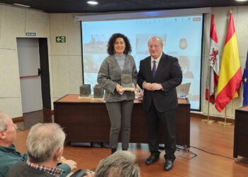 Momento de la distinción a Nuria Ruiz / ASAJA