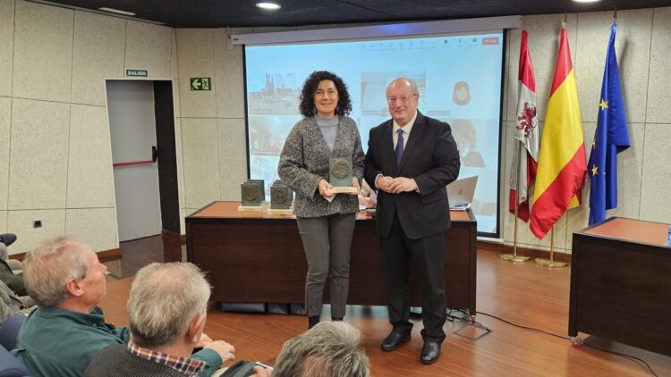 Distinción a ASAJA por su trabajo en el CES de Castilla y León desde sus inicios 1 Momento de la distinción a Nuria Ruiz / ASAJA