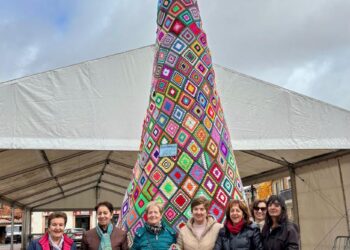 Voluntarios en la confección del árbol de ganchillo.