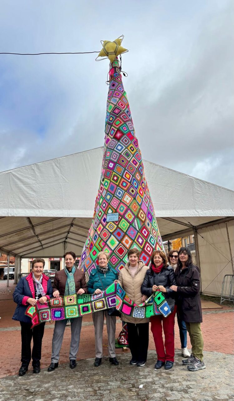 Voluntarios en la confección del árbol de ganchillo.