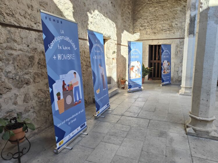 FEMUR promueve la corresponsabilidad con una exposición en Cuéllar 1 Conjunto de roll-ups de la exposición itinerante.