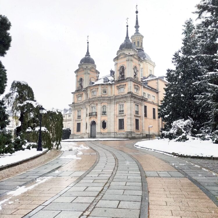 Una programación navideña para todos los públicos en La Granja 1 La Colegiata del Palacio Real nevada, en una imagen de archivo.