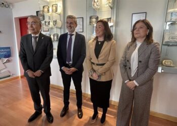 La consejera de Agricultura y el director general de Mantequerías Arias, durante la visita a la planta de Burgos / Europa Press