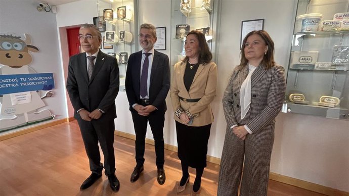 La consejera de Agricultura y el director general de Mantequerías Arias, durante la visita a la planta de Burgos / Europa Press