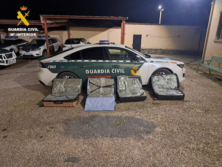 Tres detenidos en Santo Tomé con 47 kilos de cogollos de marihuana en el interior de sus maletas 1 Intervención de la Guardia Civil / GUARDIA CIVIL