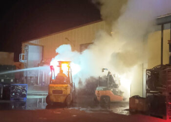 Incendio en una nave del polígono de Hontoria. / POLICÍA LOCAL SEGOVIA