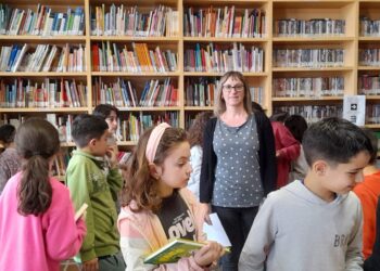La bibliotecaria Álida Jiménez con un grupo de niños / LOURDES MATARRANZ