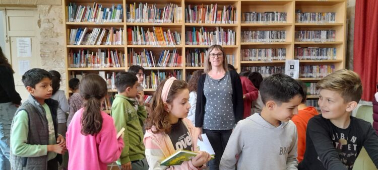 La bibliotecaria Álida Jiménez con un grupo de niños / LOURDES MATARRANZ