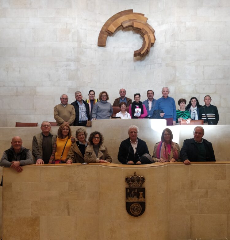 El Parlamento protagonista en la visita del Patronato de Caja Cega a Santander 1 Visita al Parlamento de Cantabria.