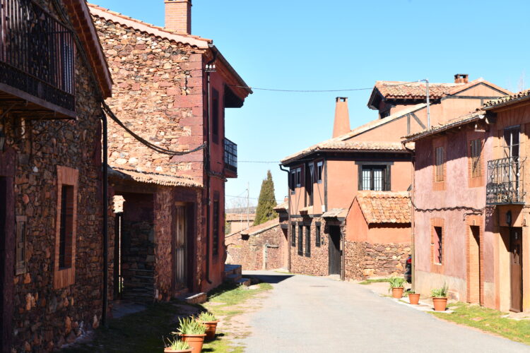 ‘Nuestros Pueblos al Detalle’ recorre la Ruta del Color 1 Vista de Madriguera, localidad incluida en la ruta de los pueblos rojos / E.A.