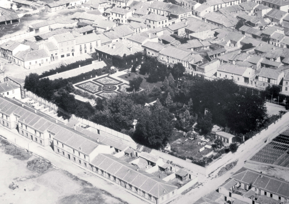 La Casa del Caño con el Jardín de los Melancólicos en primer plano, (Foto: Ayuntamiento de Nava).
