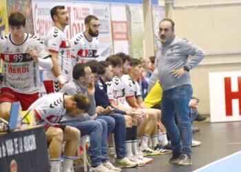 Los jugadores del Nava y Álvaro Senovilla en el banquillo en un instante del duelo ante REBI Cuenca./ AMADOR MARUGÁN