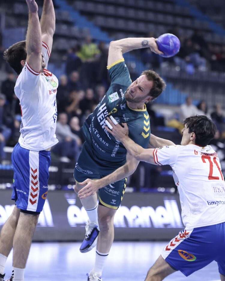 Nadar para morir en la orilla 1 Alexander Tioumentsev intenta lanzar ante la oposición de dos jugadores de Granollers./L. PLENITUDE