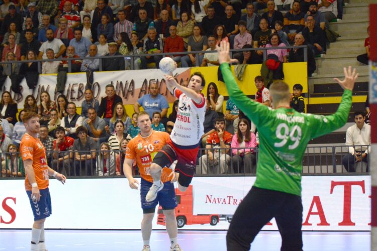 La unión hace la fuerza 1 Óscar Marugán busca el lanzamiento en un encuentro disputado la temporada pasada entre Viveros Herol y Benidorm./AMADOR MARUGÁN