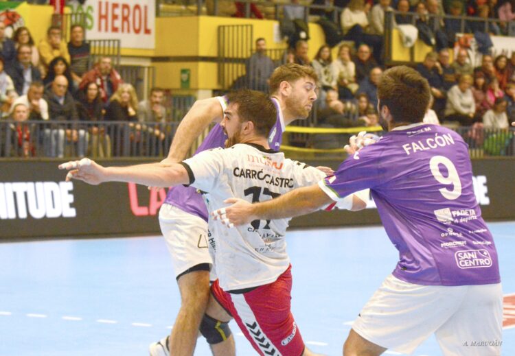 El Viveros Herol, en busca de confirmar la reacción 1 Gonzalo Carró busca el lanzamiento en el duelo entre Viveros Herol y Guadalajara./AMADOR MARUGÁN