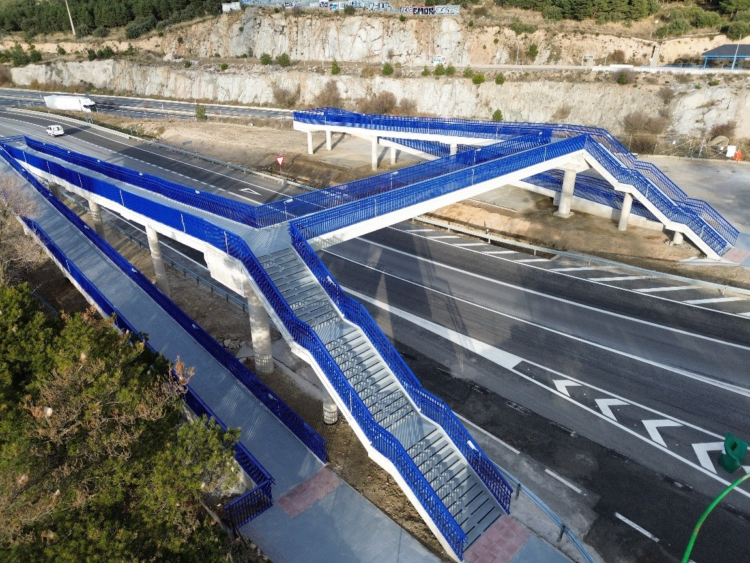 El Ministerio de Transportes pone en servicio la pasarela peatonal de Los Ángeles de San Rafael 1 Nueva pasarela peatonal de San Rafael / MINISTERIO DE TRANSPORTES Y MOVILIDAD SOSTENIBLE