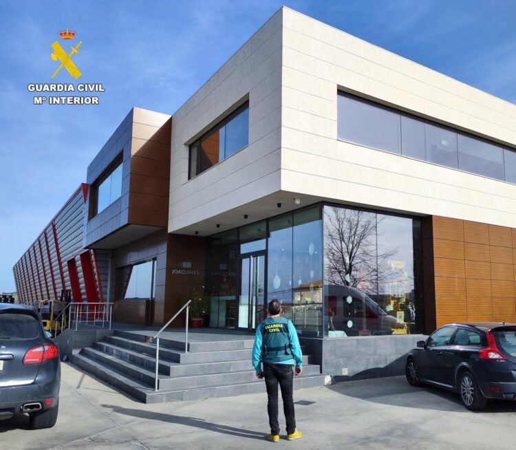 Dos detenidos por un robo con fuerza en una industria cárnica en Pinillos de Polendos 1 Actuación de la Guardia Civil / GUARDIA CIVIL