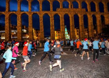 Los corredores a su paso por el Acueducto durante la pasada carrera de fin de año./EL ADELANTADO