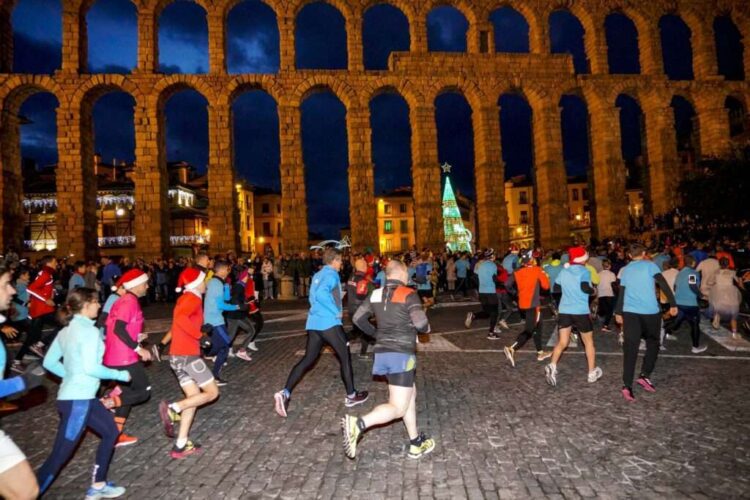 Los corredores a su paso por el Acueducto durante la pasada carrera de fin de año./EL ADELANTADO