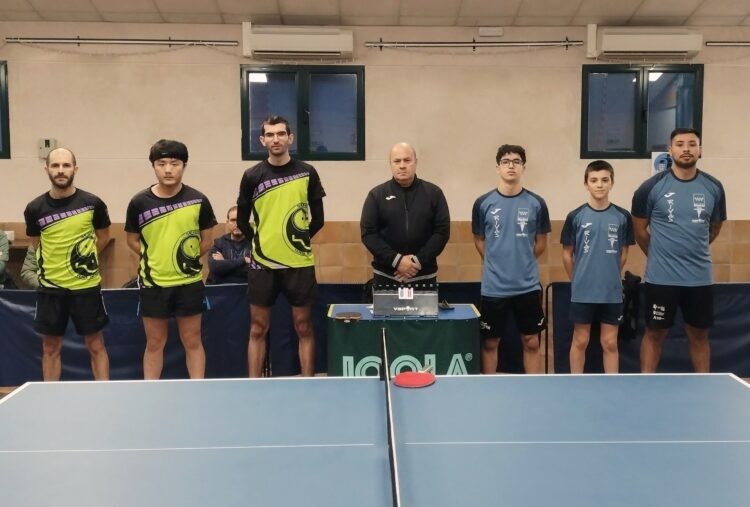 Vital triunfo del Seghos frente al TM Rivas 1 Los jugadores del Seghos posan antes del partido ante el TM Rivas celebrado en el Centro Cultural de Espirdo./CD. SEGHOS