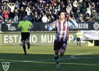 Fernán celebra el gol del empate de la Segoviana en su encuentro ante Unionistas. / JUAN MARTÍN-G. SEGOVIANA