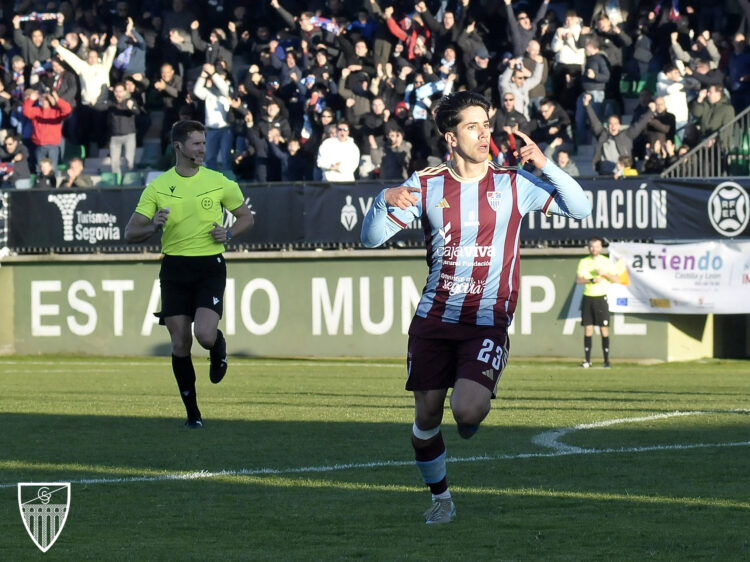 Despacio y con buena letra 1 Fernán celebra el gol del empate de la Segoviana en su encuentro ante Unionistas. / JUAN MARTÍN-G. SEGOVIANA