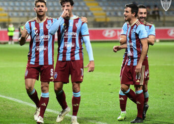 Los jugadores de la Segoviana celebran el gol de Pedro Astray en el encuentro disputado ante la Cultural Leonesa./JUAN MARTÍN-G. SEGOVIANA