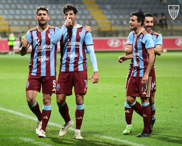 Los jugadores de la Segoviana celebran el gol de Pedro Astray en el encuentro disputado ante la Cultural Leonesa./JUAN MARTÍN-G. SEGOVIANA