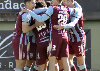 Los jugadores de la Segoviana celebran el gol de Davo en el encuentro disputado ante el Lugo en La Albuera./JUAN MARTÍN-G. SEGOVIANA
