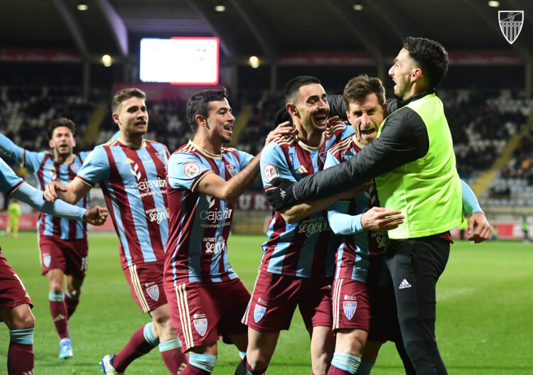 A por la última alegría del año 1 Los jugadores de la Sego celebran el gol de Fer Llorente en su encuentro ante la Cultural Leonesa./JUAN MARTÍN-G. SEGOVIANA