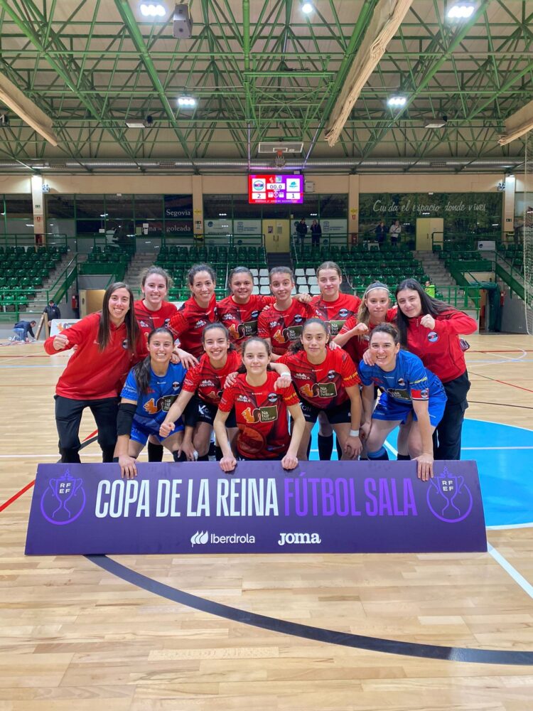 El Segosala roza la hazaña en la Copa de la Reina 1 Las jugadoras del Segosala posan en la previa del duelo copero ante el Les Corts./CD. SEGOSALA
