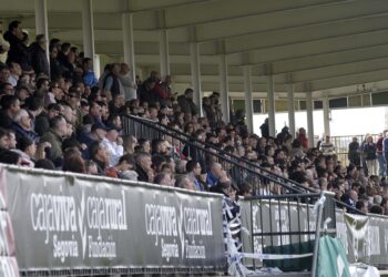 Los aficionados de la Segoviana en las gradas de La Albuera durante el duelo ante el Andorra./JUAN MARTÍN-G. SEGOVIANA
