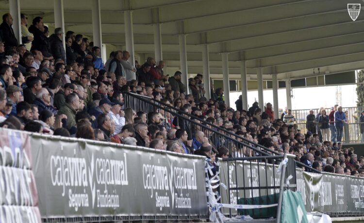 La Segoviana inicia la campaña de abonados para la segunda vuelta 1 Los aficionados de la Segoviana en las gradas de La Albuera durante el duelo ante el Andorra./JUAN MARTÍN-G. SEGOVIANA