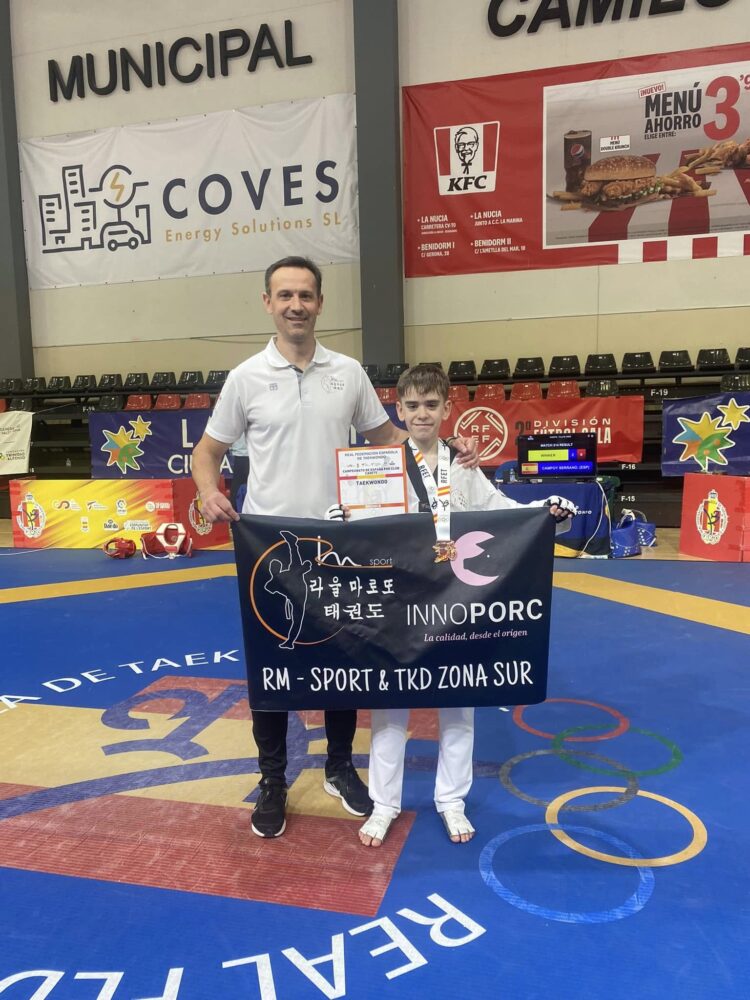 Javier Ruíz, bronce en el Campeonato de España de taekwondo por clubes 1 Javier Ruíz junto a su entrenador Raúl Maroto durante la cita celebrada en La Nucia./RM-SPORT
