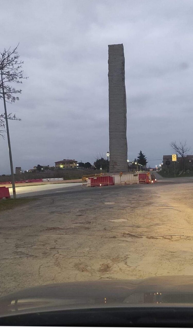 Un monolito de 13 metros de alto rinde homenaje a los canteros del granito 1 Instalación del monolito