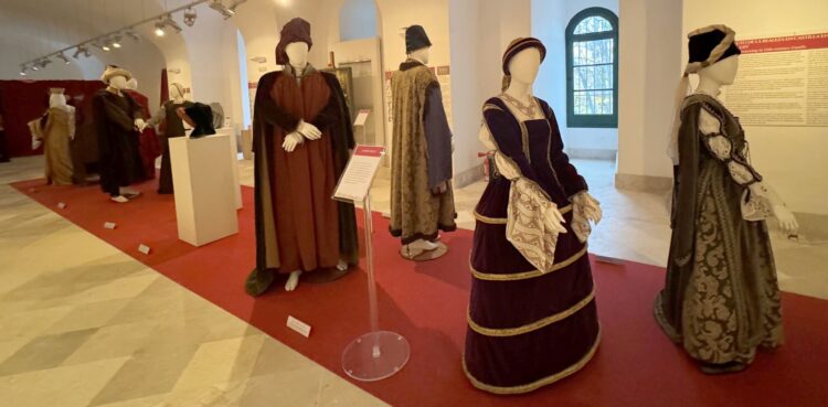 La moda en tiempos de Isabel 1 Pasarela de la moda en tiempos de Isabel.