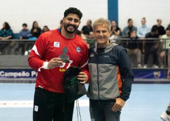 Mateus Buda (i), en una imagen de archivo recogiendo un premio al mejor jugador./ EC PINHEIROS