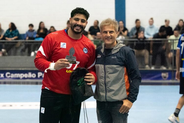Mateus Buda (i), en una imagen de archivo recogiendo un premio al mejor jugador./ EC PINHEIROS