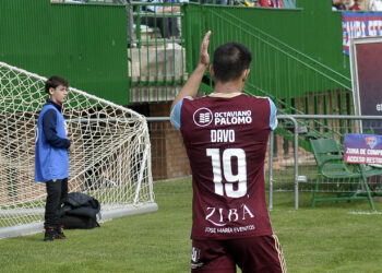 Davo aplaude a los aficionados tras un cambio./ JUAN MARTÍN-G. SEGOVIANA